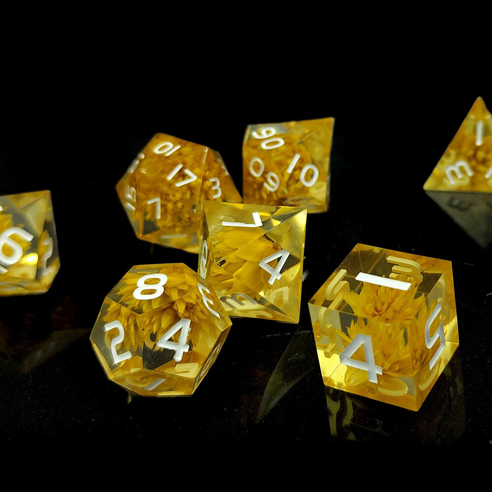 Kości żywiczne ostre krawędzie z kwiatami w środku Zestaw kości RPG Sharp Edge Witchy Flowers z suszonymi żółtymi kwiatami