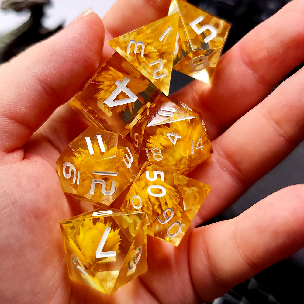 Kości żywiczne ostre krawędzie z kwiatami w środku Zestaw kości RPG Sharp Edge Witchy Flowers z suszonymi żółtymi kwiatami