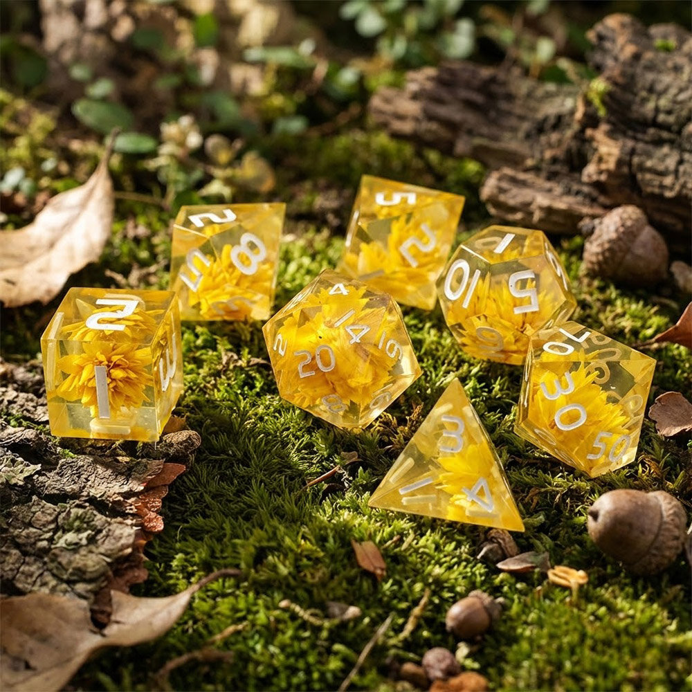 Kości żywiczne ostre krawędzie z kwiatami w środku Zestaw kości RPG Sharp Edge Witchy Flowers z suszonymi żółtymi kwiatami