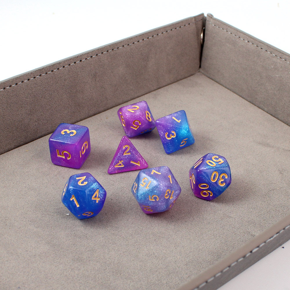 Kości RPG Zestaw brokatowych kości RPG Astro Dust w kolorach niebieskim i fioletowym ze złotymi cyframi.