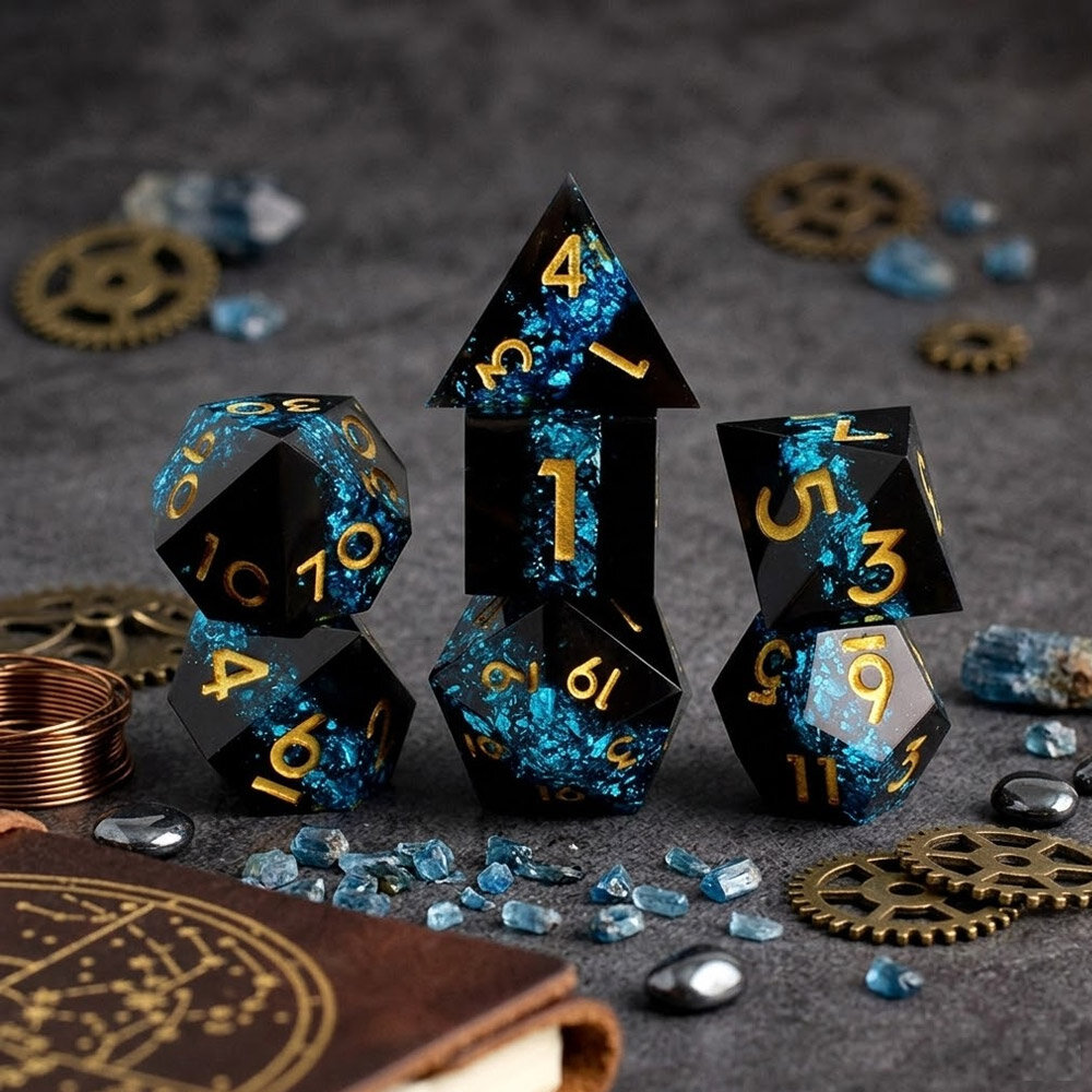 Zestaw 7 kości wielościennych z żywicy z ostrymi krawędziami imitujących czarną skałę z niebieskim pasmem mithrilu | Kości Żywiczne Ancient Mithril Vein Ore Lume Design