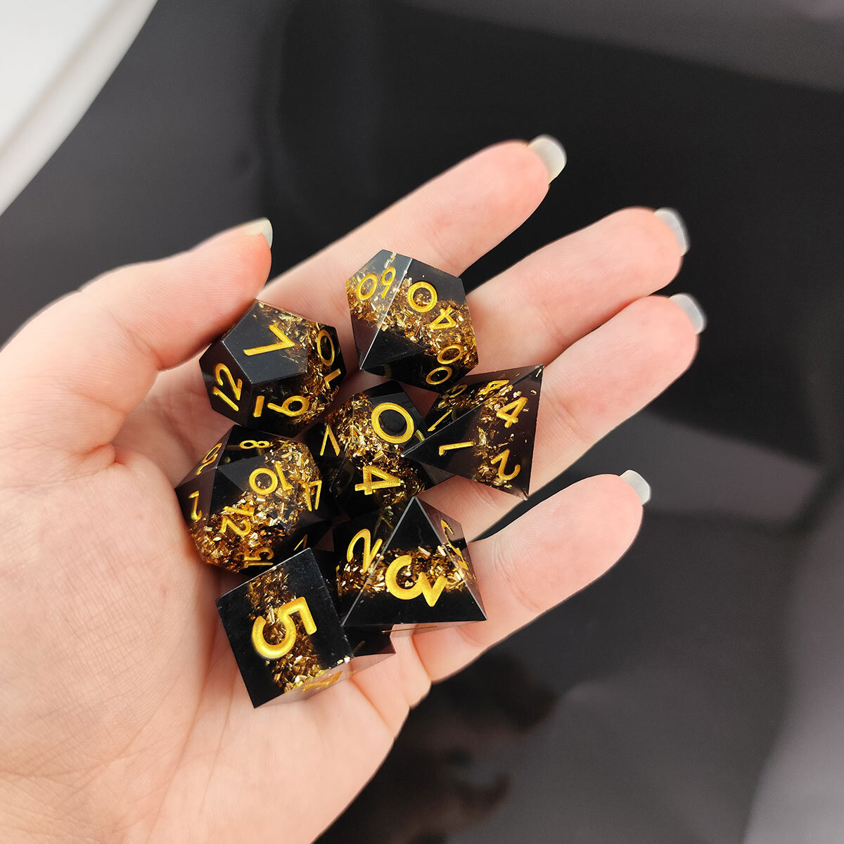 Zestaw kości RPG Ancient Gold Vein Ore czarne ze złotymi drobinkami ostre krawędzie