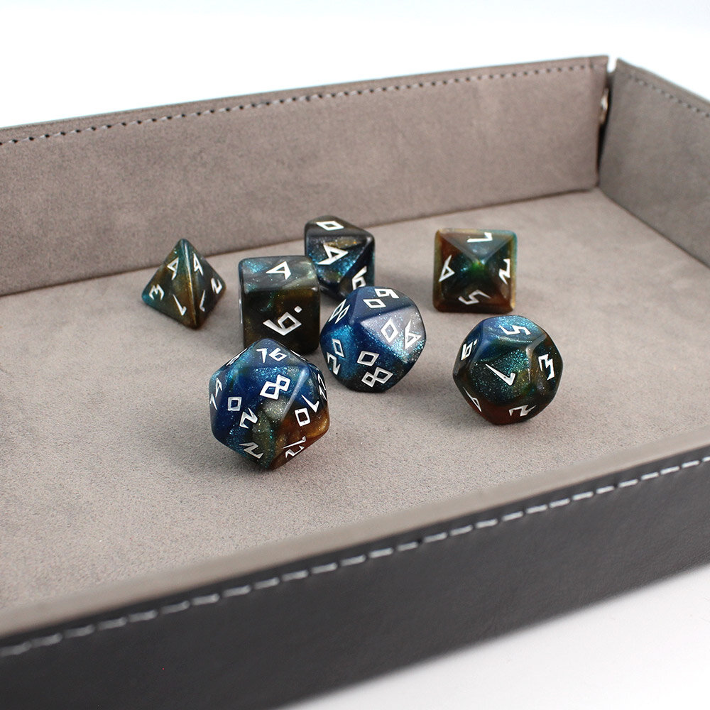 Zestaw 7 akrylowych kości RPG w kolorze granatowo-brązowym z brokatem i unikatową białą czcionką | Akrylowe Kości Bronze Nebula Lume Design Zestaw 7 akrylowych kości RPG w kolorze granatowo-brązowym z brokatem i unikatową białą czcionką | Akrylowe Kości Bronze Nebula Lume Design