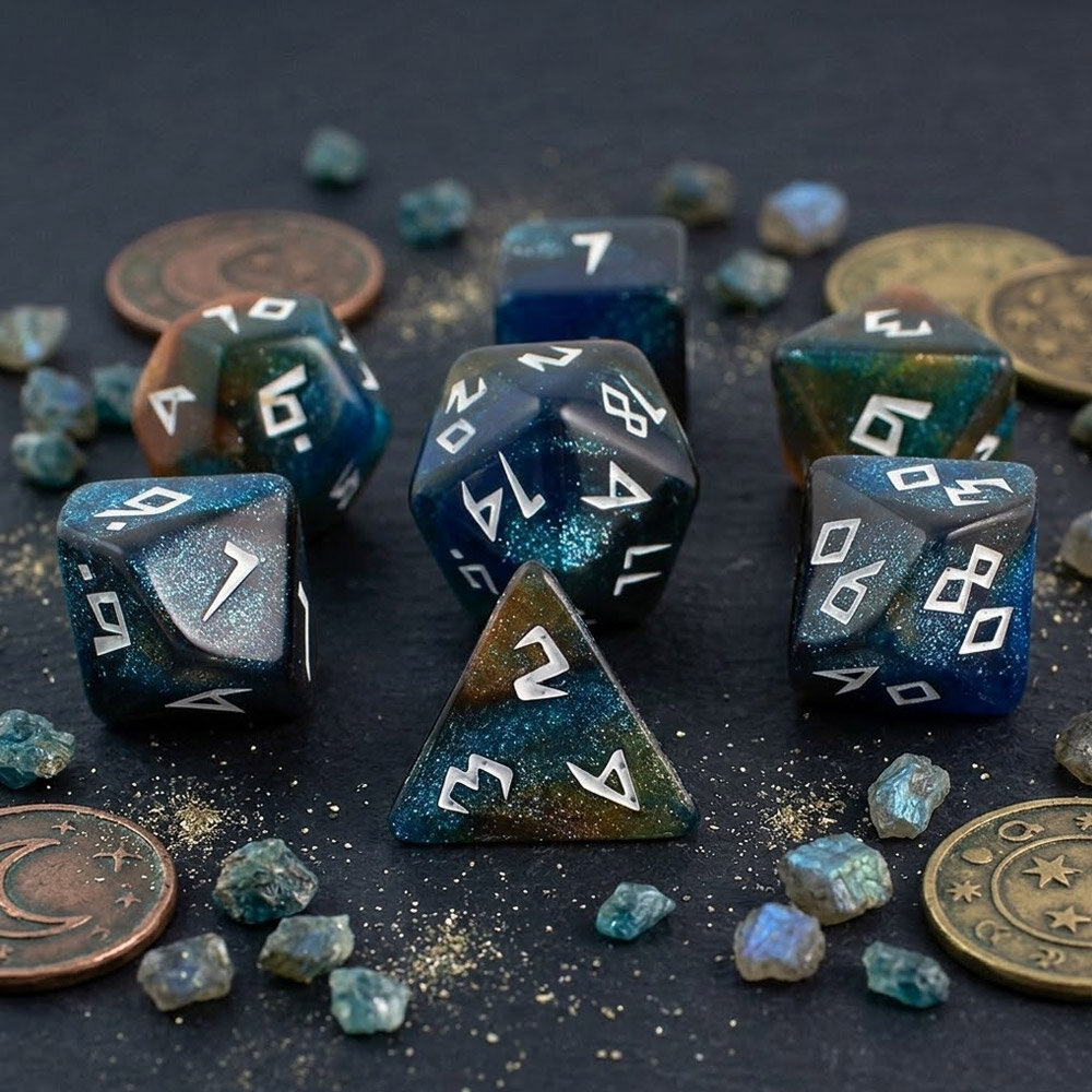 Zestaw 7 akrylowych kości RPG w kolorze granatowo-brązowym z brokatem i unikatową białą czcionką | Akrylowe Kości Bronze Nebula Lume Design Zestaw 7 akrylowych kości RPG w kolorze granatowo-brązowym z brokatem i unikatową białą czcionką | Akrylowe Kości Bronze Nebula Lume Design