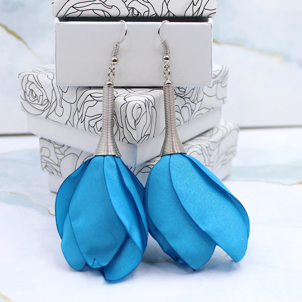 Długie niebieskie materiałowe kolczyki kwiaty Silk