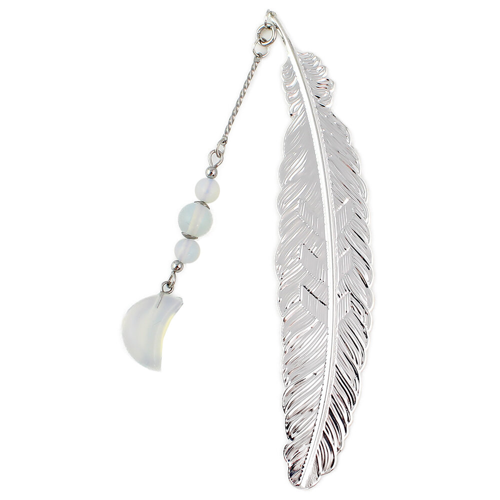 Cienka metalowa zakładka do książki pióro z zawieszką z kamienia opalitu w kształcie księżyca i koralików, w ozdobnym pudełku. Cienka metalowa zakładka do książki pióro z zawieszką z kamienia opalitu w kształcie księżyca i koralików, w ozdobnym pudełku.