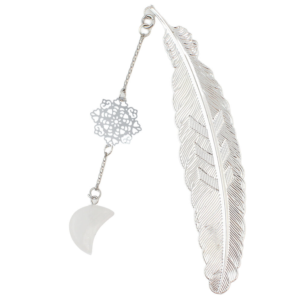 Cienka srebrna zakładka do książki pióro z zawieszką z kryształu górskiego w kształcie księżyca i ażurową rozetką w ozdobnym pudełku. Cienka srebrna zakładka do książki pióro z zawieszką z kryształu górskiego w kształcie księżyca i ażurową rozetką w ozdobnym pudełku.