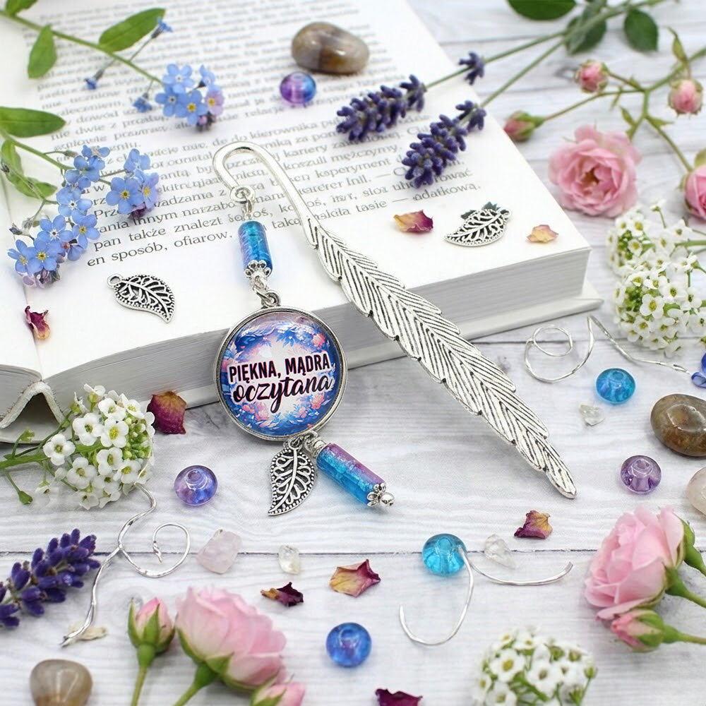 Zakładka do książki z afirmacją na prezent Srebrna zakładka do książki piórko z afirmacją Piękna Mądra Oczytana i niebieskimi koralikami