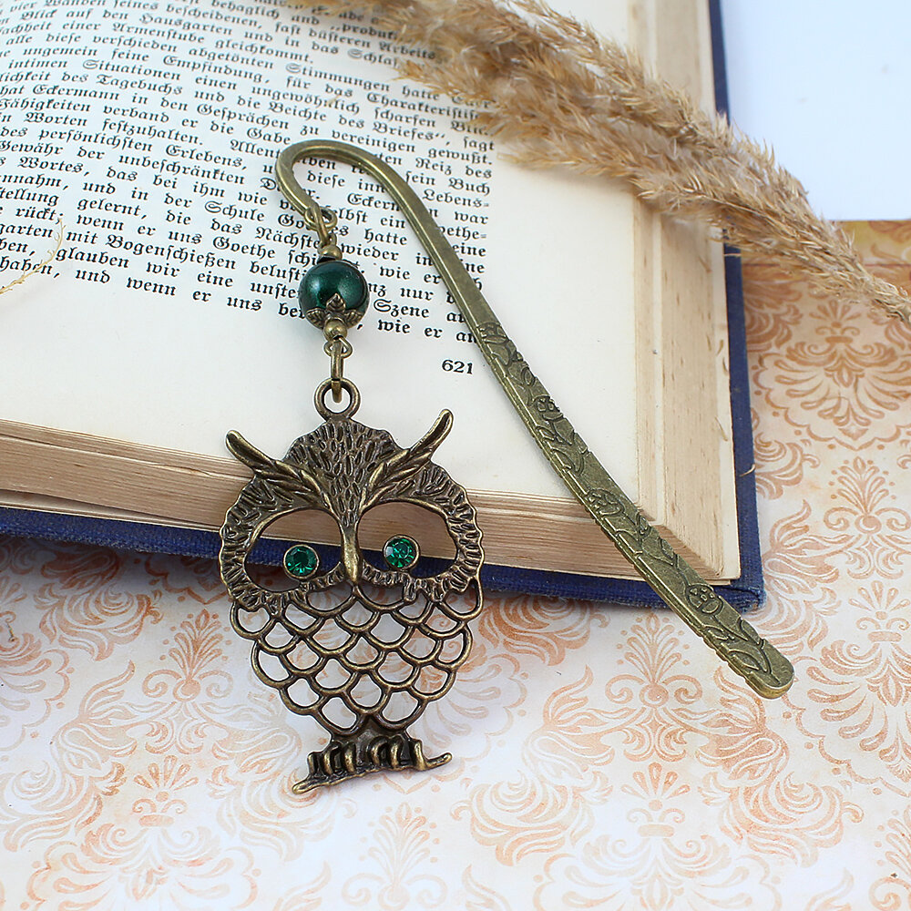 Zakładka do książki z antycznego brązu w kształcie pióra z zawieszką przedstawiającą uroczo wyrzeźbioną sowę i akrylowy listek.