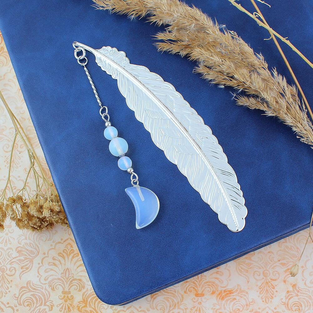 Cienka metalowa zakładka do książki pióro z zawieszką z kamienia opalitu w kształcie księżyca i koralików, w ozdobnym pudełku.