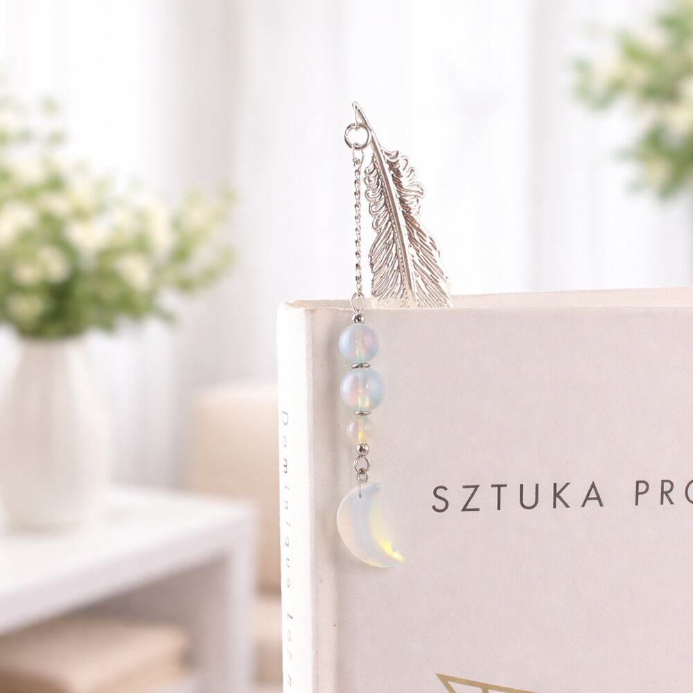 Cienka metalowa zakładka do książki pióro z zawieszką z kamienia opalitu w kształcie księżyca i koralików, w ozdobnym pudełku.