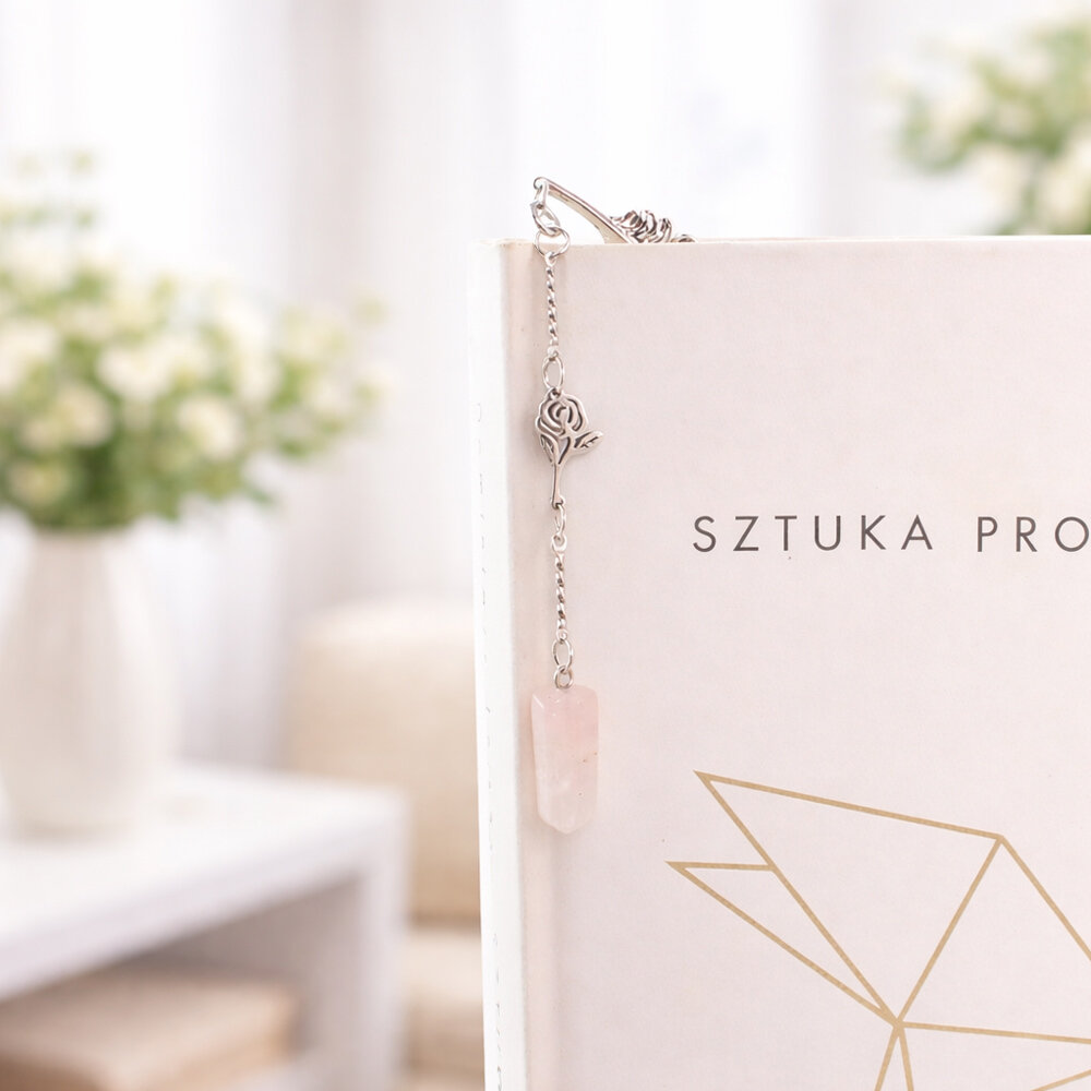 Cienka srebrna zakładka do książki piórko z zawieszką z kwarcu różowego i stalową różą, w ozdobnym pudełku prezentowym.