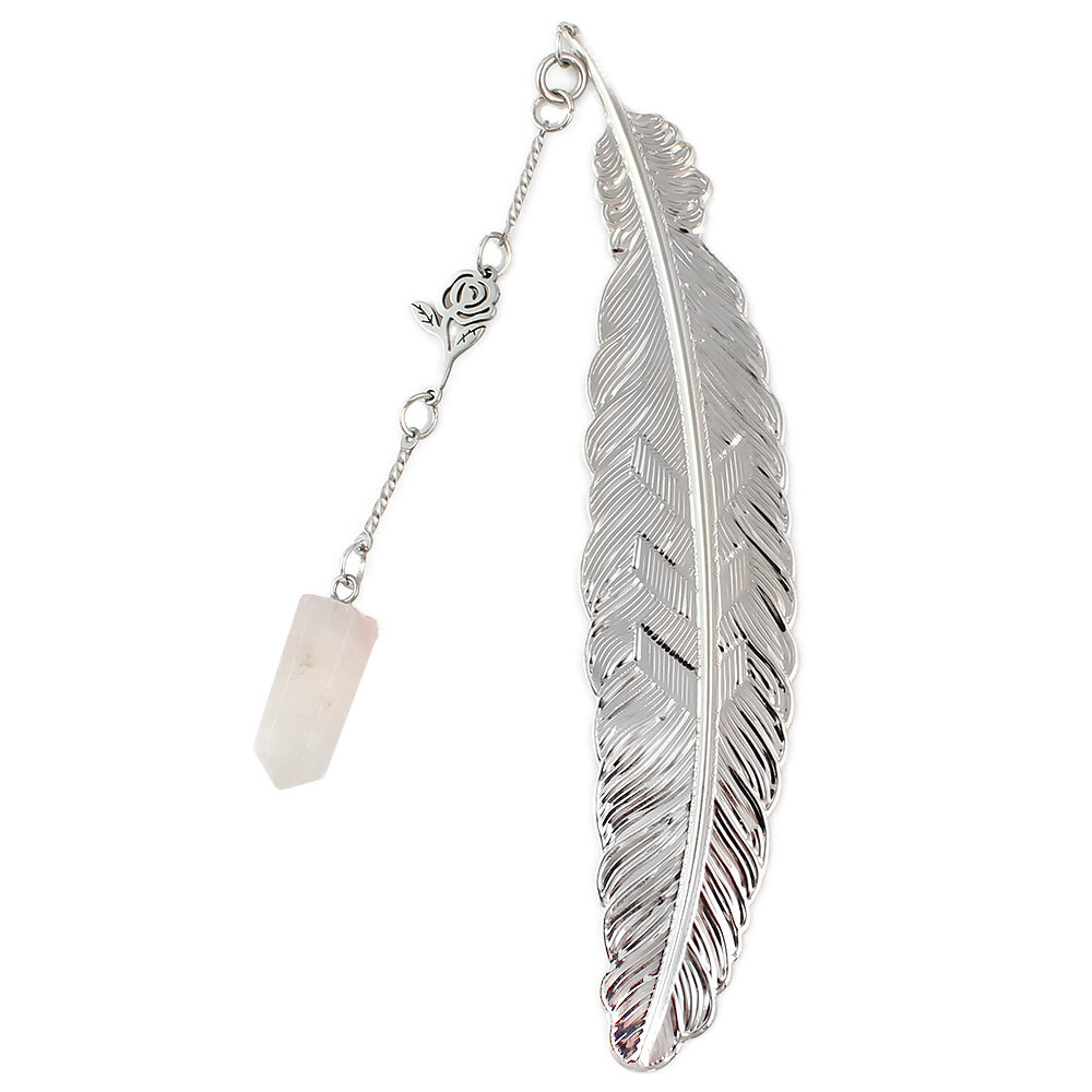 Cienka srebrna zakładka do książki piórko z zawieszką z kwarcu różowego i stalową różą, w ozdobnym pudełku prezentowym.