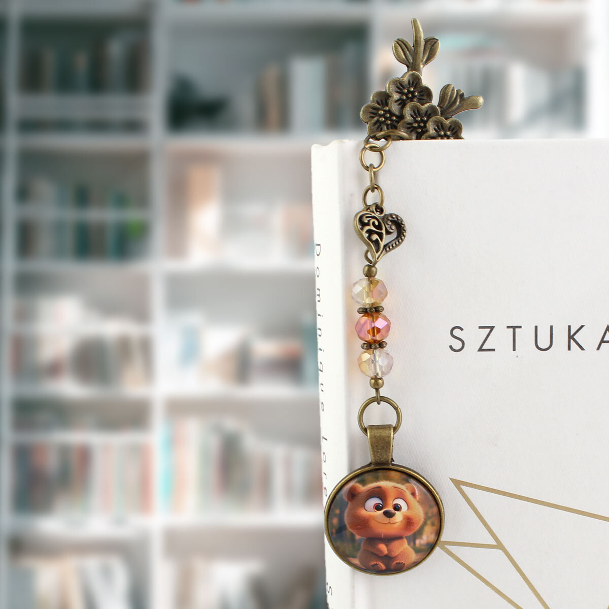 Zakładka z niedźwiadkiem w stylu bajkowym – Lume Design zakładka do książki z misiem bajkowa ilustracja prezent fantasy kawaii