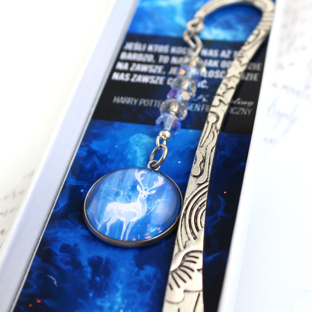 Zakładka do książki z motywem Harry’ego Pottera – Patronus jelen Zakładka do książki Harry Potter patronus jelen kryształki
