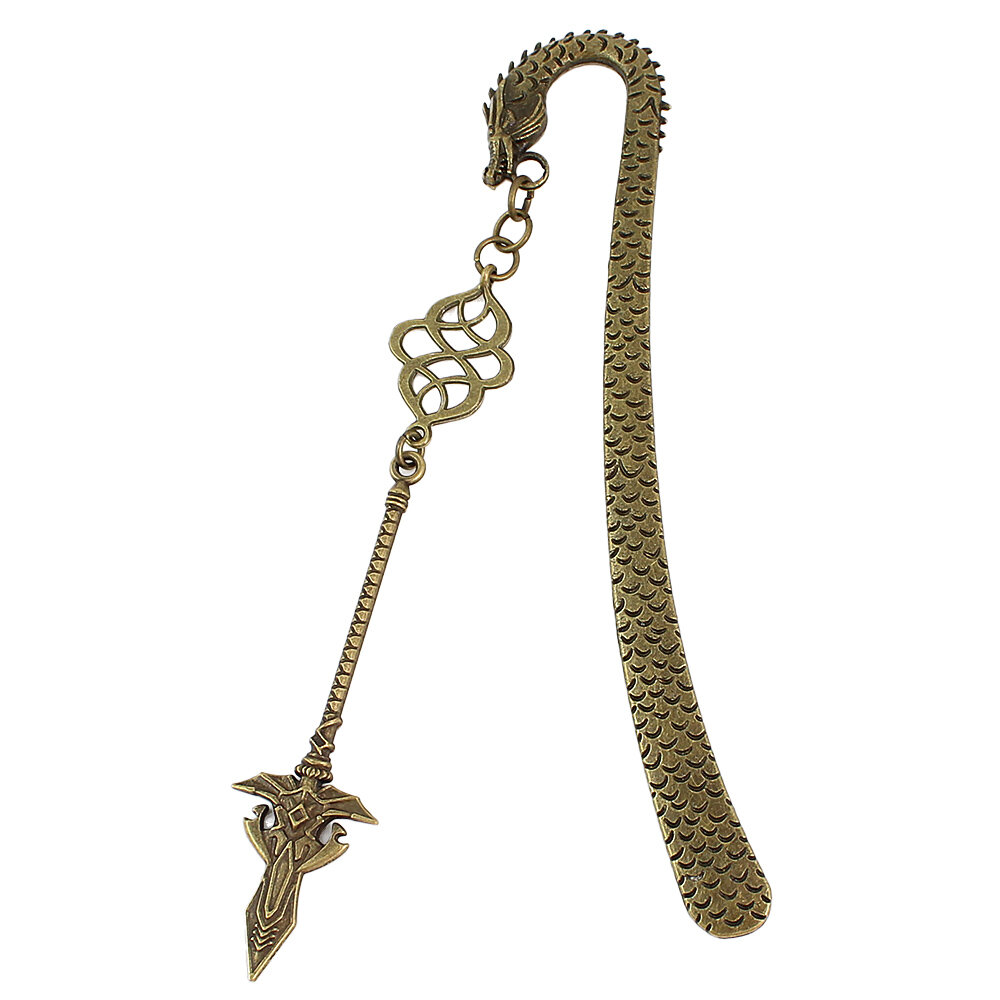 Zakładka do książki z antycznego brązu z motywem łusek smoka i zawieszką w kształcie dużej, zdobionej włóczni w stylu fantasy.