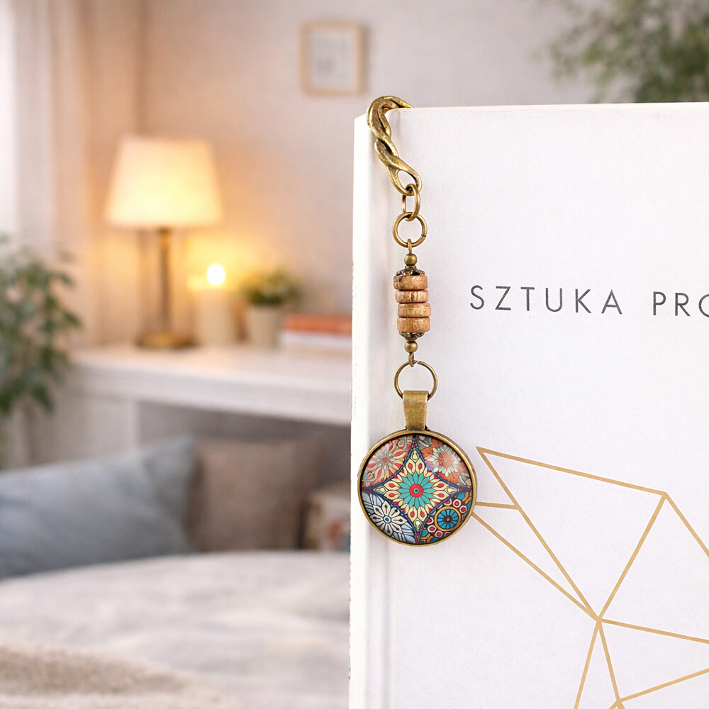 Zakładka do książki z antycznego brązu z plecionym wzorem, drewnianymi koralikami i wielobarwną, harmonijną mandalą pod szklanym kaboszonem