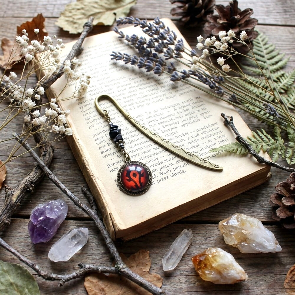 Zakładka do książki Horda World of Warcraft prezent Zakładka do książki w kolorze antycznego brązu z symbolem Hordy pod szklanym kaboszonem i bryłkami ciemnego kamienia Noc Kairu