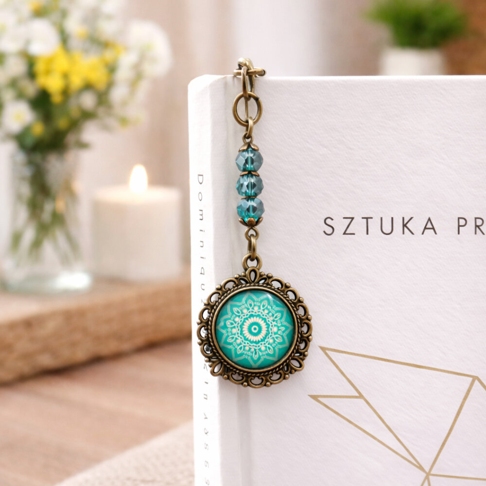 Zakładka do książki mandala turkusowa prezent Zakładka do książki piórko w kolorze antycznego brązu z turkusowymi kryształkami i zawieszką z mandalą pod szklanym kaboszonem