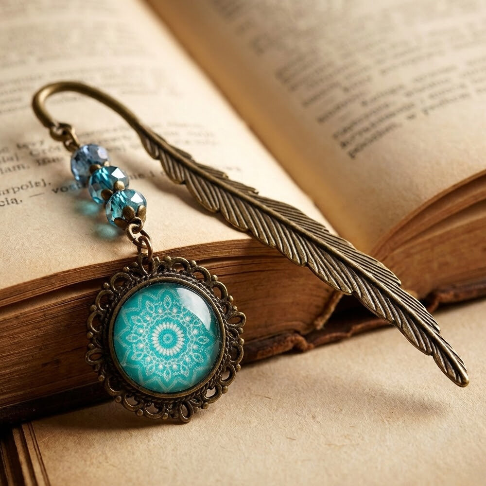 Zakładka do książki mandala turkusowa prezent Zakładka do książki piórko w kolorze antycznego brązu z turkusowymi kryształkami i zawieszką z mandalą pod szklanym kaboszonem