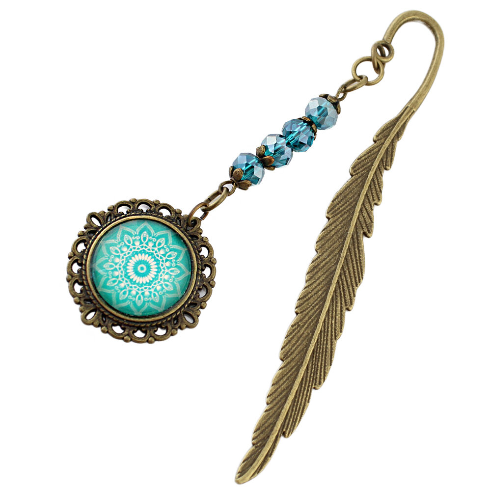 Zakładka do książki mandala turkusowa prezent Zakładka do książki piórko w kolorze antycznego brązu z turkusowymi kryształkami i zawieszką z mandalą pod szklanym kaboszonem