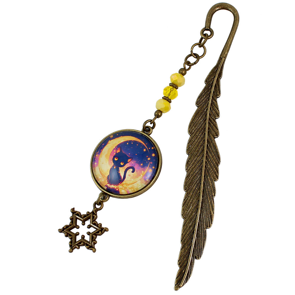 Zakładka do książki w kolorze antycznego brązu w kształcie pióra, z żółtymi kryształkami, zawieszką gwiazdką i wizerunkiem czarnego kota na tle księżyca pod szklanym kaboszonem