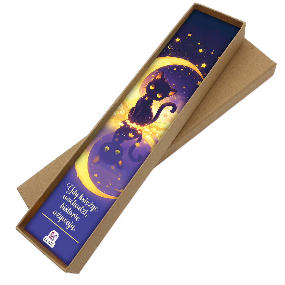 Zakładka do książki w kolorze antycznego brązu w kształcie pióra, z żółtymi kryształkami, zawieszką gwiazdką i wizerunkiem czarnego kota na tle księżyca pod szklanym kaboszonem