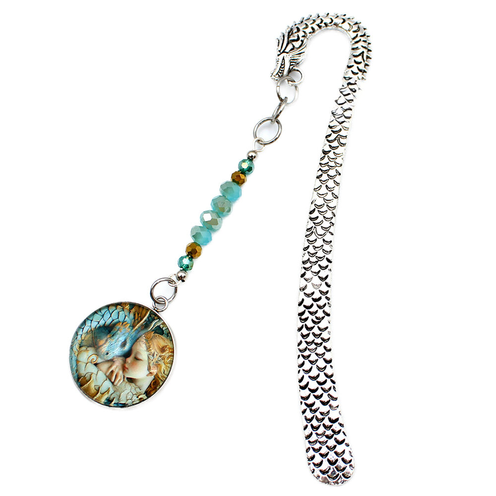 rebrna zakładka do książki z trzonem w kształcie smoka, szklanymi kryształkami oraz zawieszką z grafiką śpiącej księżniczki i smoka