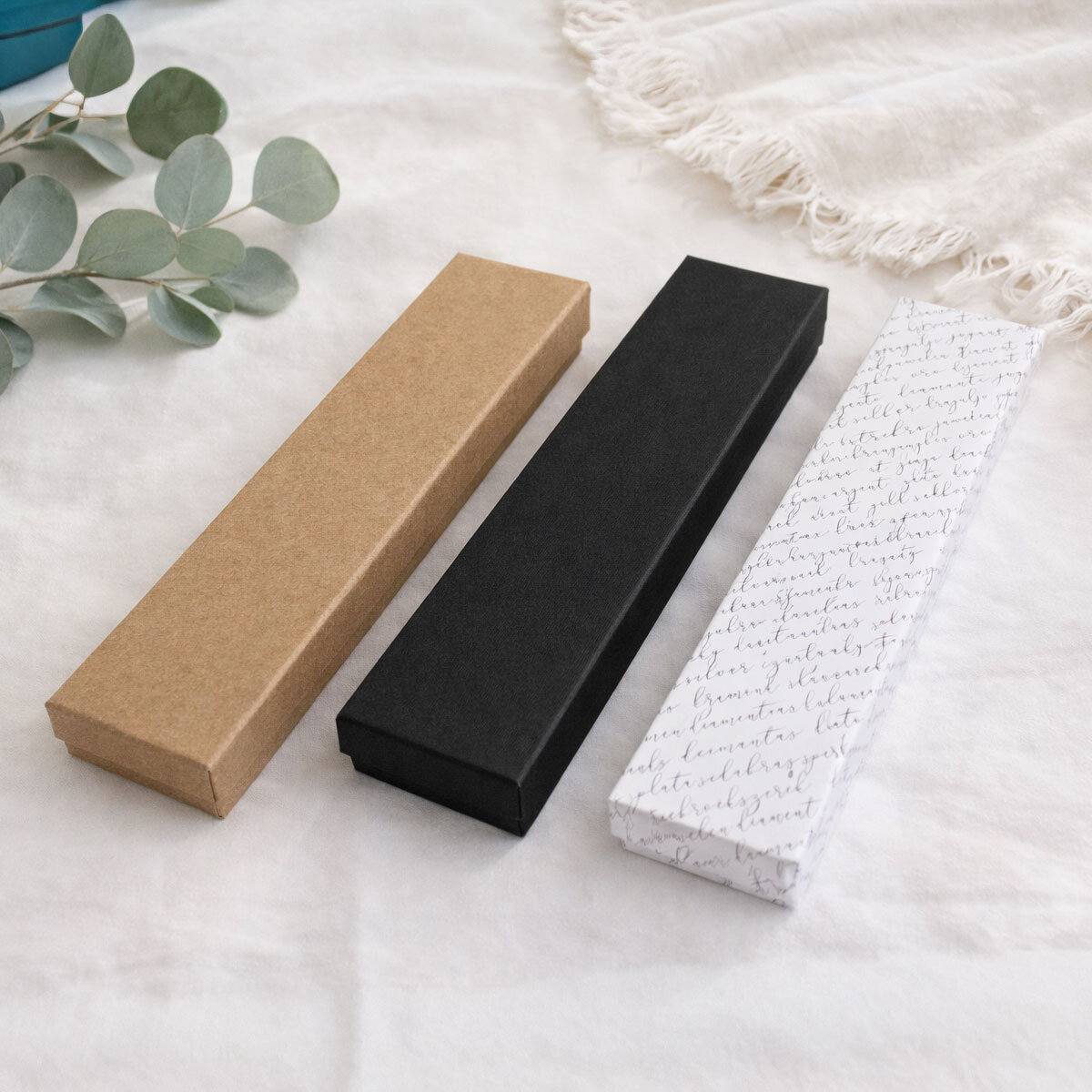 rebrna zakładka do książki z trzonem w kształcie smoka, szklanymi kryształkami oraz zawieszką z grafiką śpiącej księżniczki i smoka