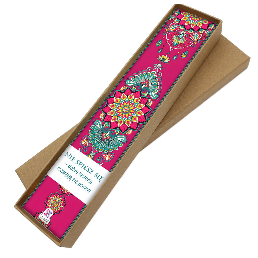 Zakładka do książki z antycznego brązu z niebieskimi koralikami i wielobarwną, harmonijną mandalą pod wypukłym szkiełkiem.