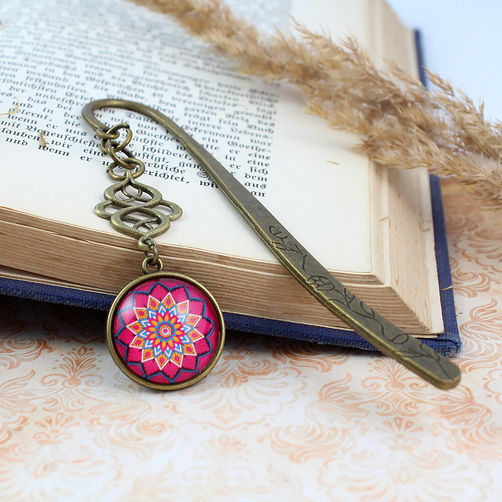 Zakładka do książki z antycznego brązu z niebieskimi koralikami i wielobarwną, harmonijną mandalą pod wypukłym szkiełkiem.
