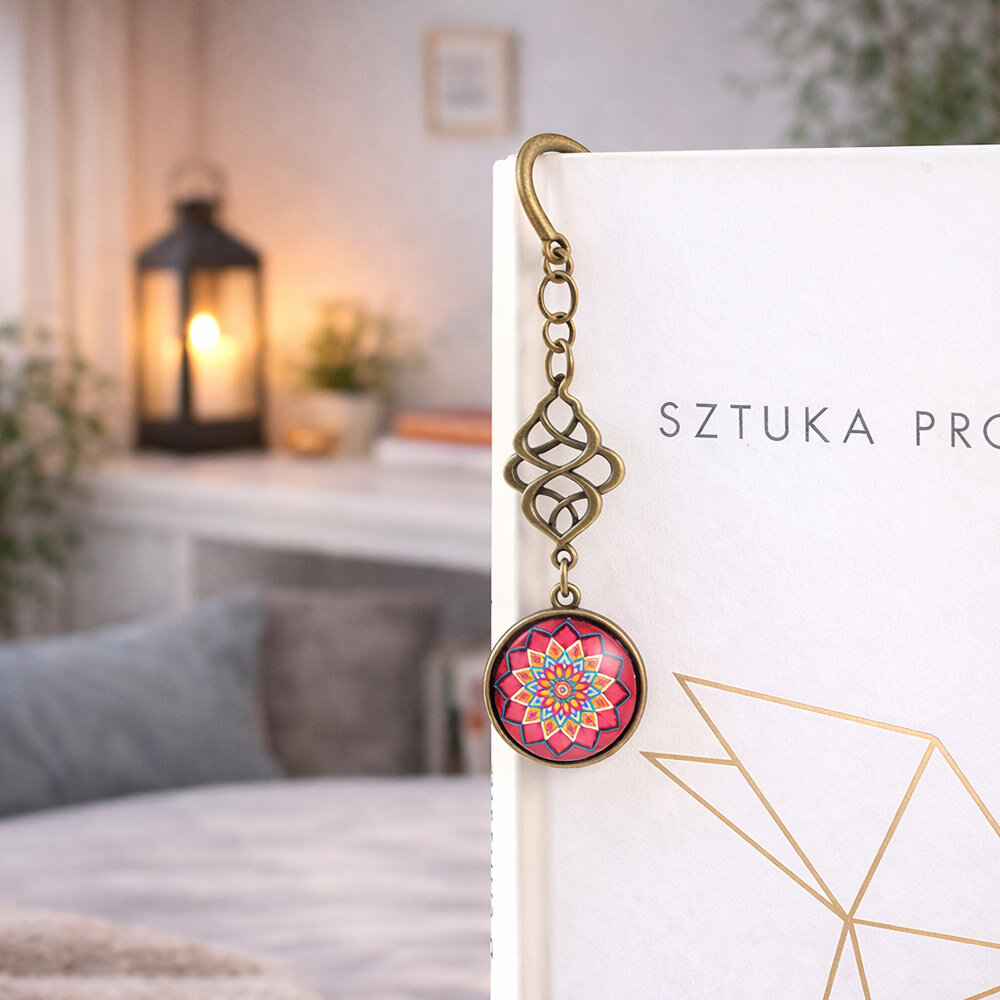 Zakładka do książki z antycznego brązu z niebieskimi koralikami i wielobarwną, harmonijną mandalą pod wypukłym szkiełkiem.