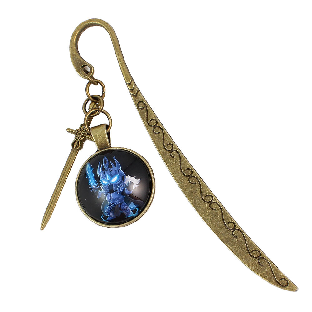 Zakładka do książki z antycznego brązu z graficznym motywem uroczego Lich Kinga w stylu chibi z mieczem pod wypukłym szkiełkiem.