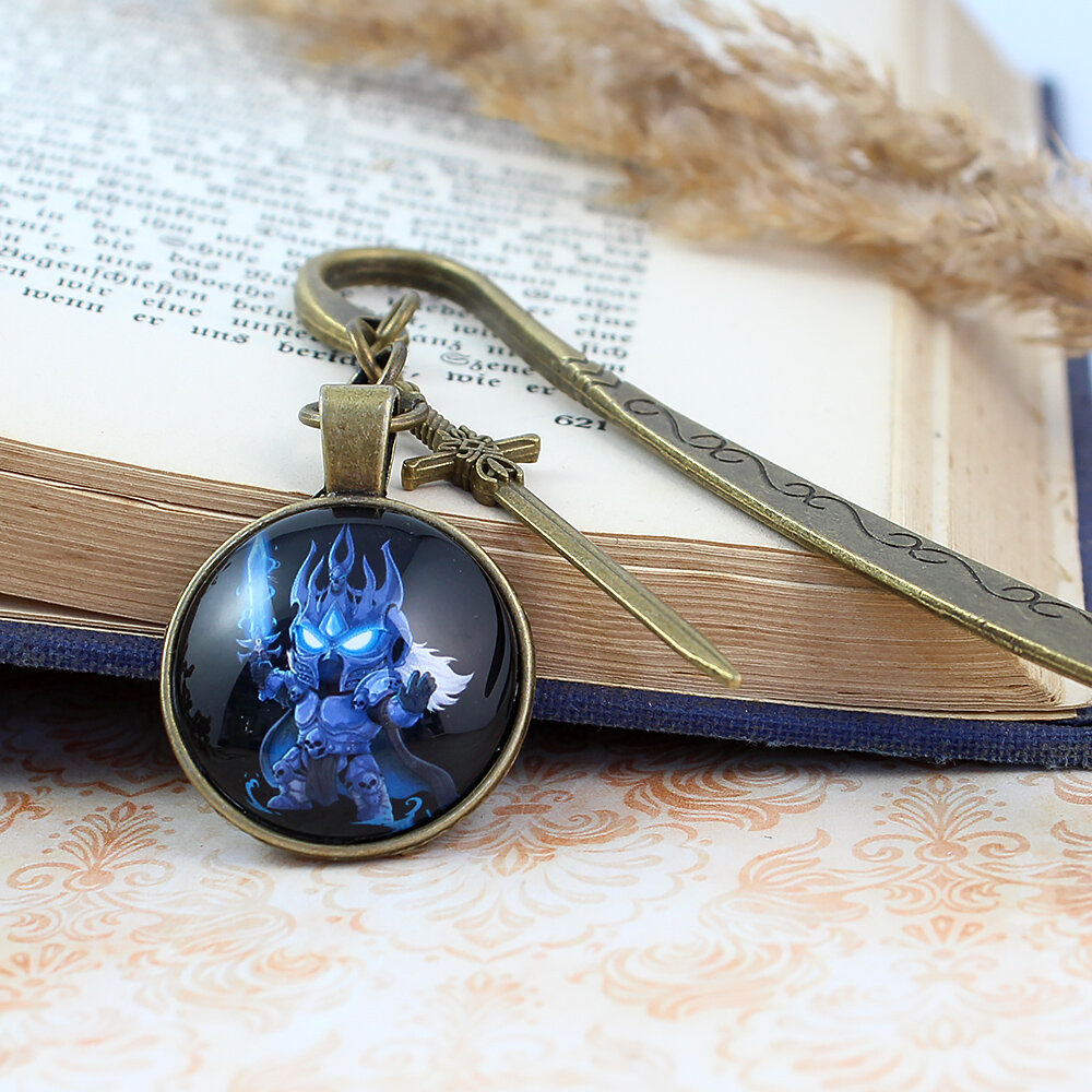 Zakładka do książki z antycznego brązu z graficznym motywem uroczego Lich Kinga w stylu chibi z mieczem pod wypukłym szkiełkiem.