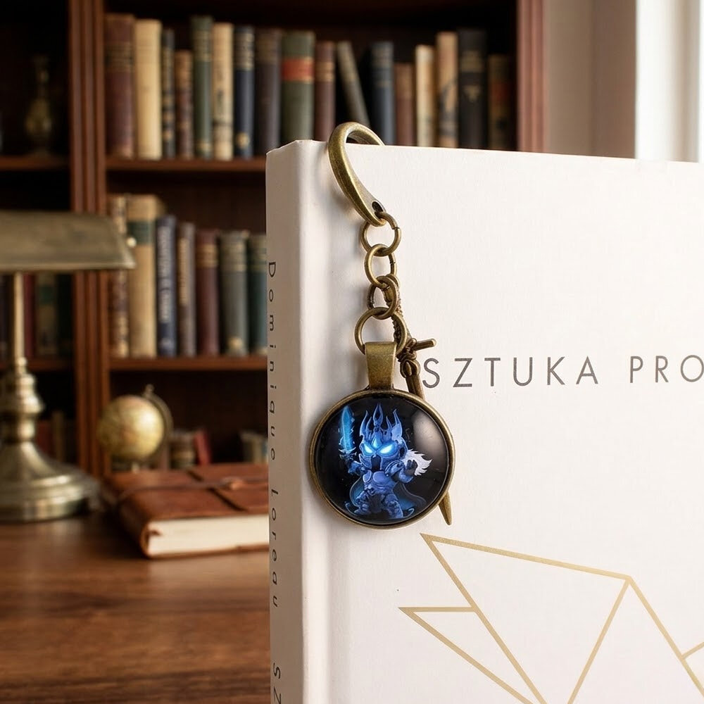 Zakładka do książki z antycznego brązu z graficznym motywem uroczego Lich Kinga w stylu chibi z mieczem pod wypukłym szkiełkiem.