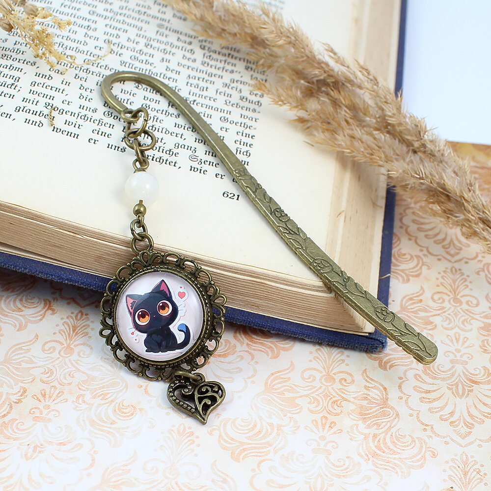 Zakładka do książki z antycznego brązu z kwiatowym trzonem, zawieszką z serduszkiem i uroczym czarnym kotkiem w stylu anime pod kaboszonem