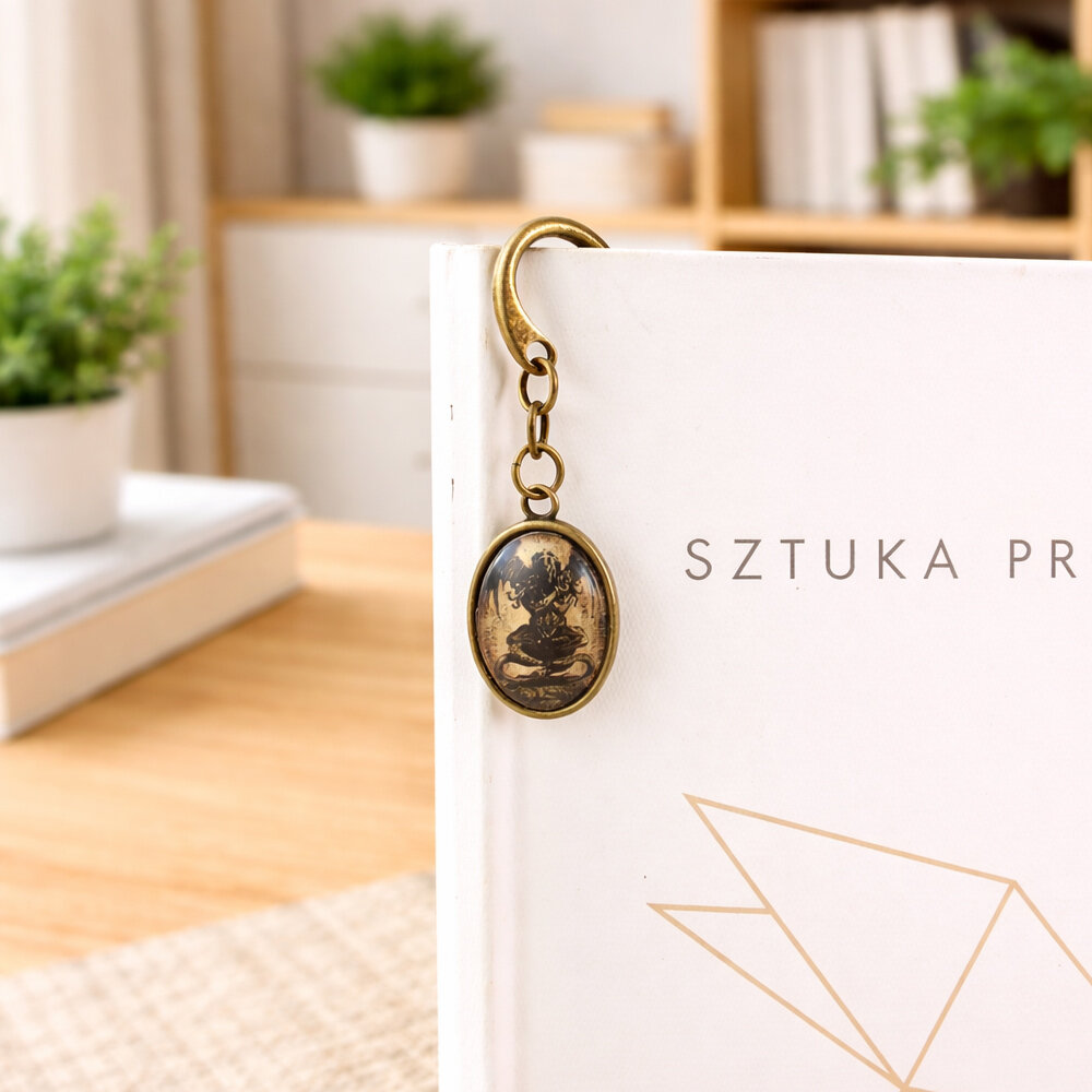 Zakładka do książki z antycznego brązu z owalnym szklanym kaboszonem przedstawiającym mroczny posążek Cthulhu inspirowany prozą Lovecrafta.