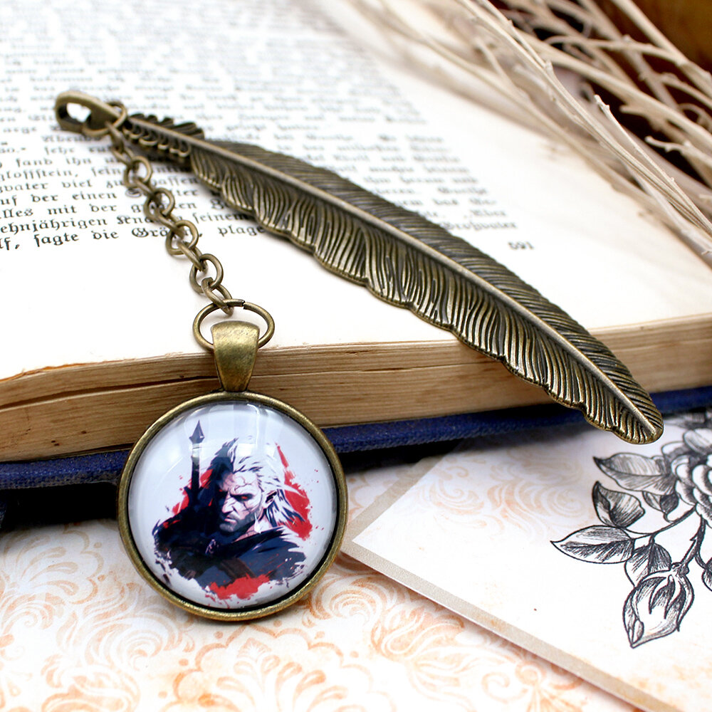 Zakładka do książki wojownik wiedźmin fantastyka brąz Metalowa zakładka do książki w kolorze antycznego brązu z grafiką wojownika/wiedźmina pod szklanym szkiełkiem i ozdobną zawieszką.