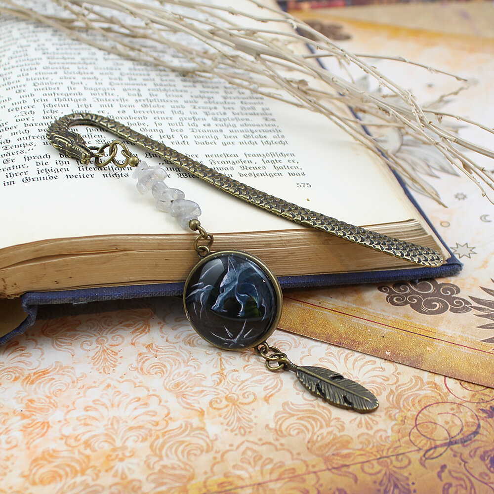 Metalowa zakładka do książki w kolorze antycznego brązu z grafiką głowy wilka pod szklanym szkiełkiem, styl wiedźmiński, fantasy.