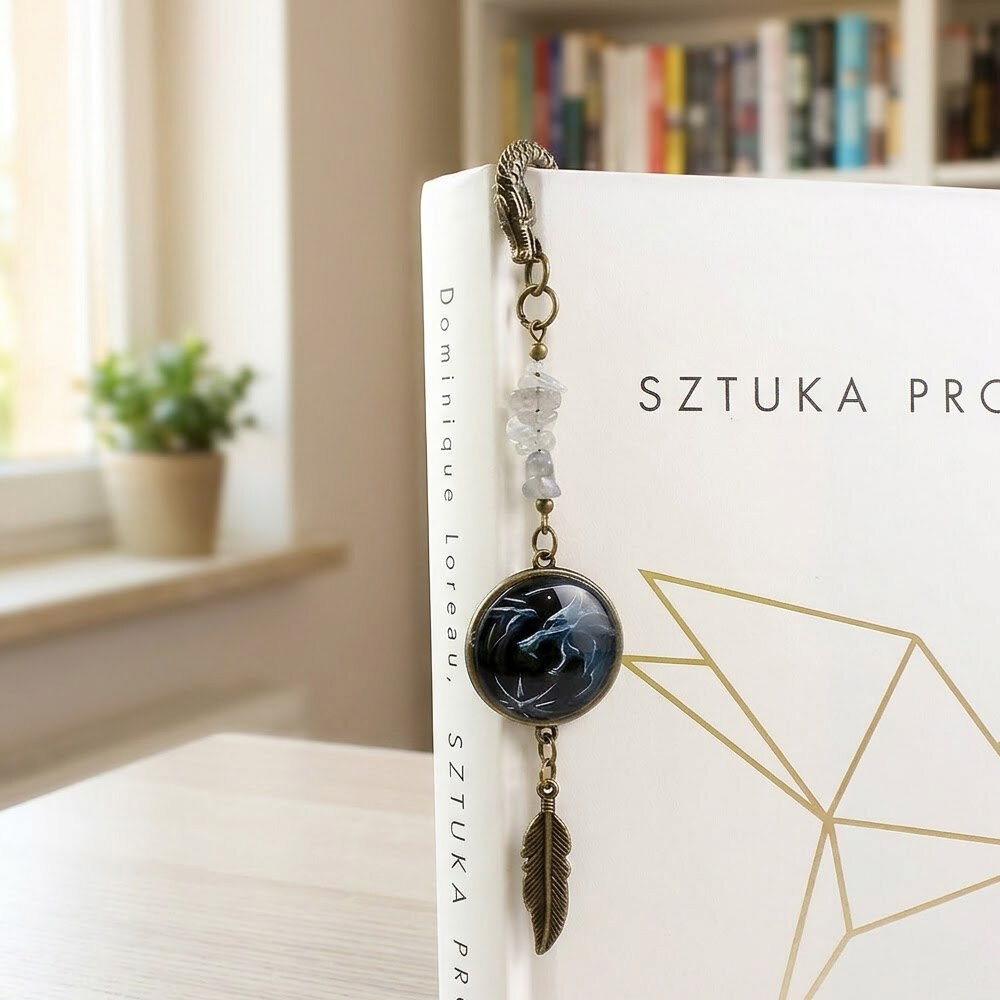 Metalowa zakładka do książki w kolorze antycznego brązu z grafiką głowy wilka pod szklanym szkiełkiem, styl wiedźmiński, fantasy.