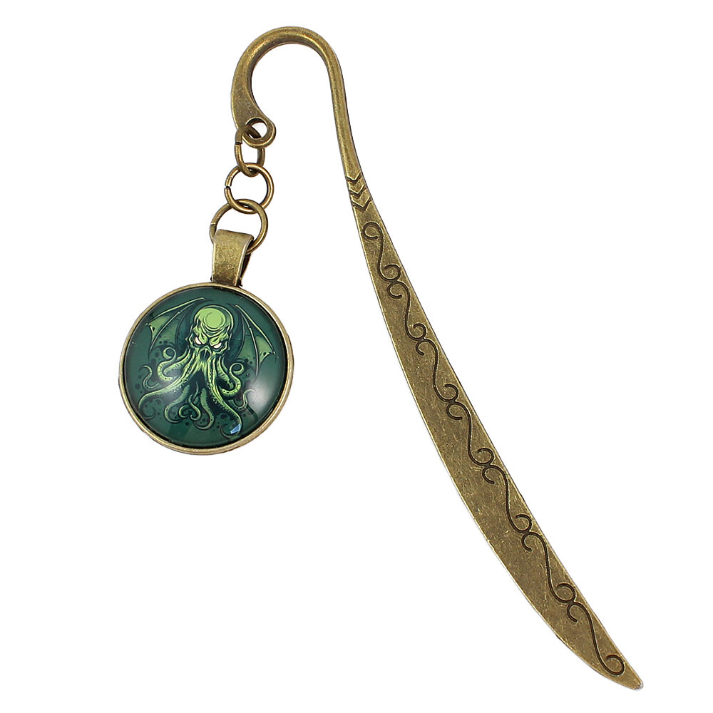 Zakładka do książki z antycznego brązu z graficznym przedstawieniem Przedwiecznego Cthulhu pod szklanym kaboszonem na tle zielonych odcieni.