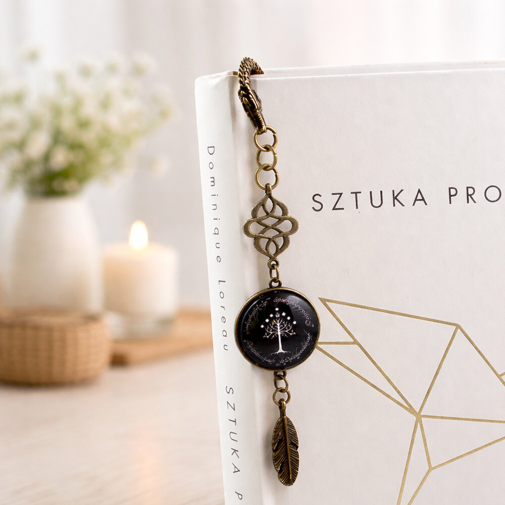 Metalowa zakładka do książki ze smokiem w kolorze antycznego brązu z celtyckim łącznikiem, małym piórkiem i grafiką Białego Drzewa Gondoru pod szkłem.