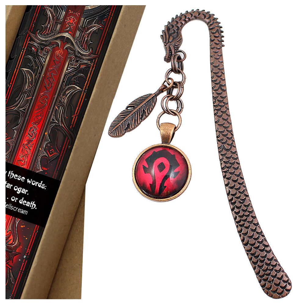 Metalowa zakładka do książki w kształcie smoka w kolorze oksydowanej miedzi z czerwoną grafiką z symbolem Hordy z World of Warcraft pod szklanym szkiełkiem oraz małą zawieszką w kształcie piórka.