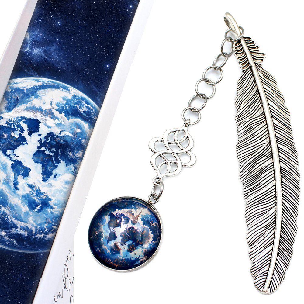 Srebrna zakładka do książki z metalowym trzonem w kwiaty i motyle, niebieskimi koralikami oraz zawieszką z autorską grafiką białego długowłosego kota