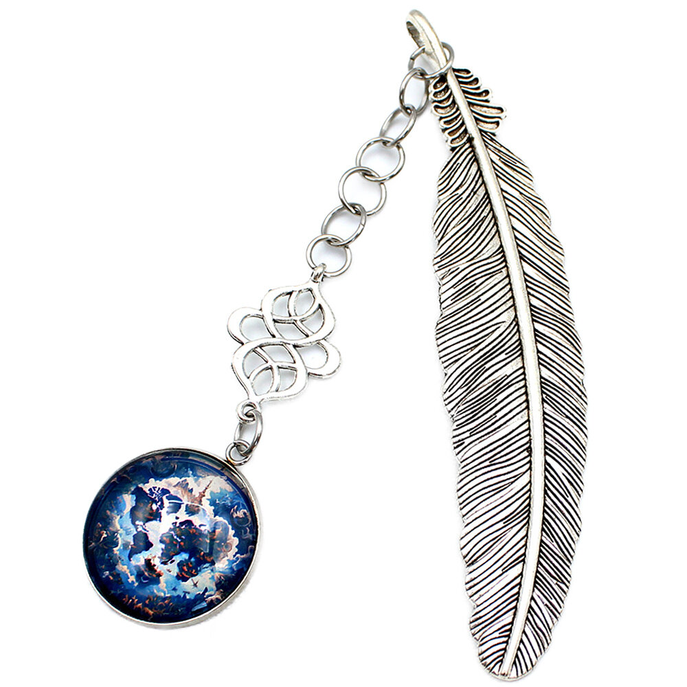 Srebrna zakładka do książki z metalowym trzonem w kwiaty i motyle, niebieskimi koralikami oraz zawieszką z autorską grafiką białego długowłosego kota