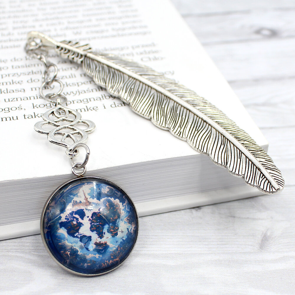 Srebrna zakładka do książki z metalowym trzonem w kwiaty i motyle, niebieskimi koralikami oraz zawieszką z autorską grafiką białego długowłosego kota