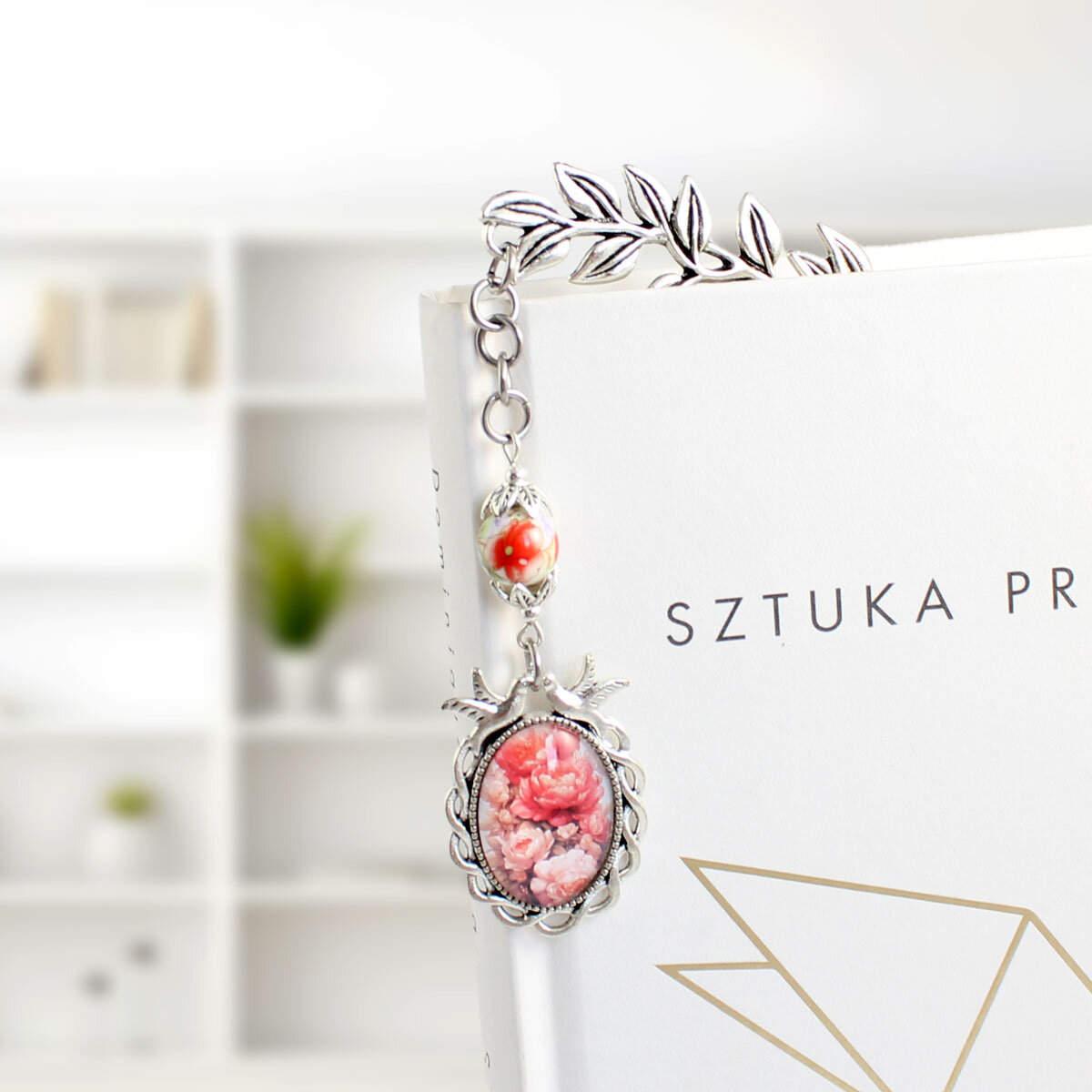 Zakładka do książki z kwiatami peonii – prezent handmade Zakładka do książki z kwiatami peonii, liść i ceramika – Lume Design