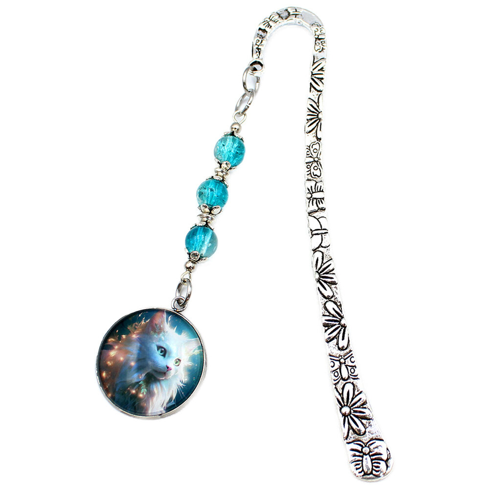 Srebrna zakładka do książki z metalowym trzonem w kwiaty i motyle, niebieskimi koralikami oraz zawieszką z autorską grafiką białego długowłosego kota