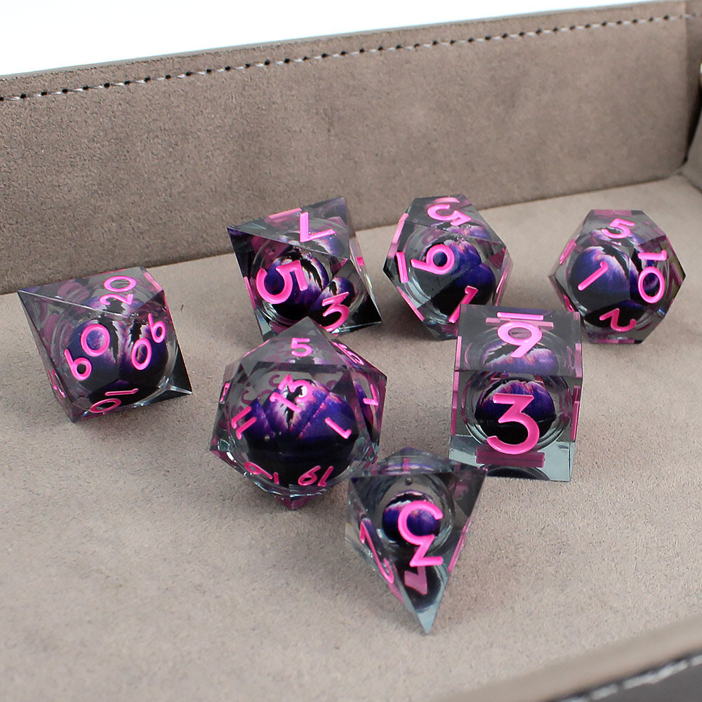 Zestaw 7 kości RPG z dymnej żywicy z ostrymi krawędziami i fioletowym okiem smoka w środku | Kości Liquid Core Violet Wyrm's Eye Lume Design