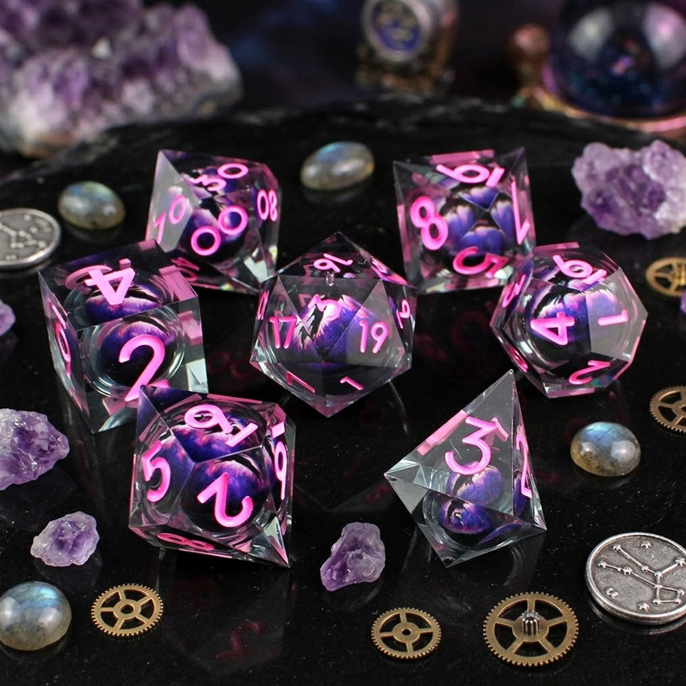 Zestaw 7 kości RPG z dymnej żywicy z ostrymi krawędziami i fioletowym okiem smoka w środku | Kości Liquid Core Violet Wyrm's Eye Lume Design